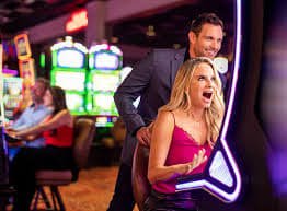 Antarmuka aplikasi station123 menampilkan turnamen League of Legends dan tabel live casino